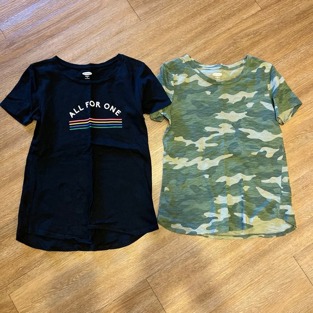 (2) Old Navy tee shirts sz xs
